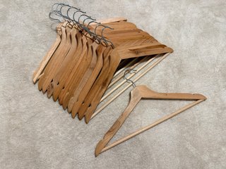 Perchas de madera y metal