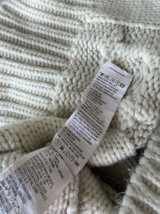 Jersey de punto beige cuello alto