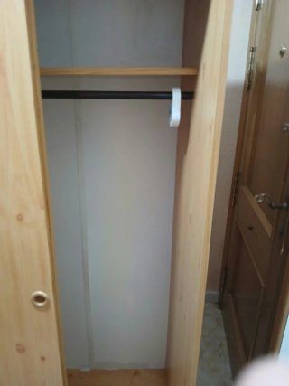 Guardaroba in legno con ante scorrevoli