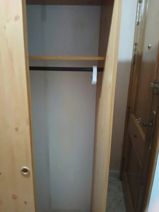 Guardaroba in legno con ante scorrevoli