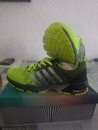 Zapatillas Deportivas Verdes y Negras nuevas