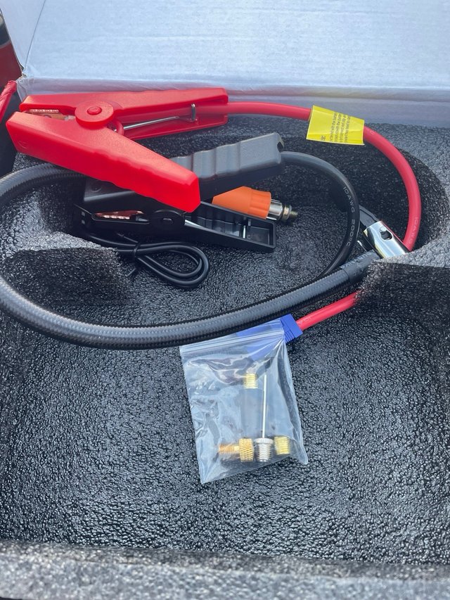 Arrancador Coche y Bomba Inflador KOPUO