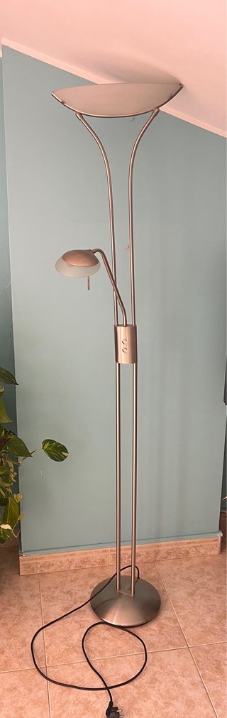 Lámpara de pie metálica con dos luces