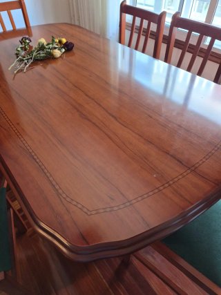 Mesa de comedor y sillas de madera