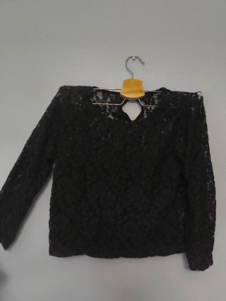 Crop top encaje negro manga larga