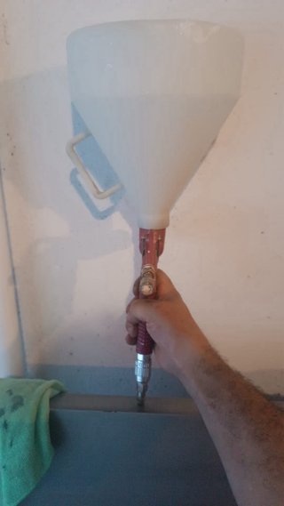 Pistola de pintura con tolva