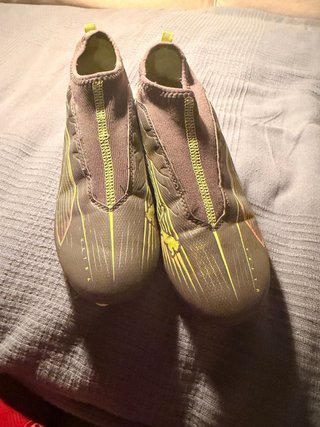 Botas de fútbol verdes y amarillas