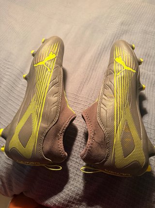 Botas de fútbol verdes y amarillas