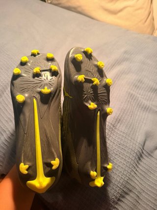 Botas de fútbol verdes y amarillas