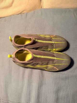 Botas de fútbol verdes y amarillas