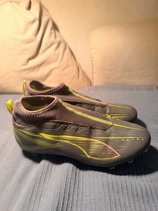 Botas de fútbol verdes y amarillas