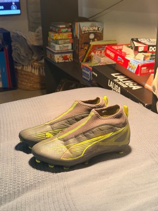 Botas de fútbol verdes y amarillas