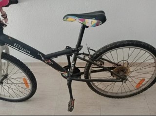 Bicicleta Btwin con casco hello Kitty
