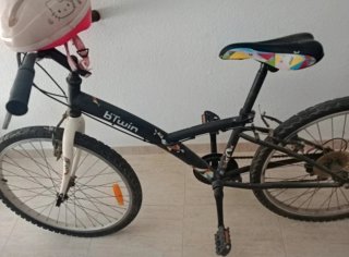 Bicicleta Btwin con casco hello Kitty
