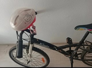 Bicicleta Btwin con casco hello Kitty