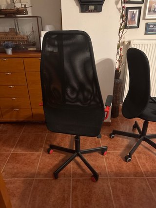 Silla de escritorio ergonómica negra y roja