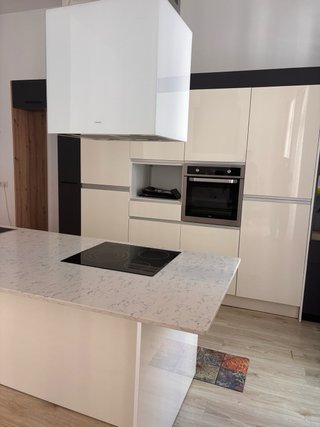 Cocina e isla en perfecto estado