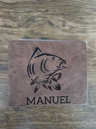 Cartera Grabada con Motivo de Pesca