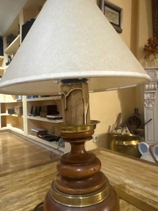 Lámpara de madera torneada con aros dorados