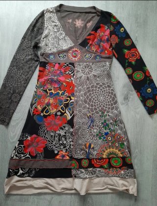 Vestido estampado floral con bordados en pedreria