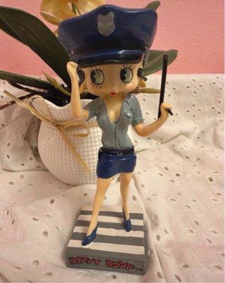 Figura Betty Policía