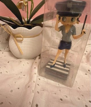 Figura Betty Policía