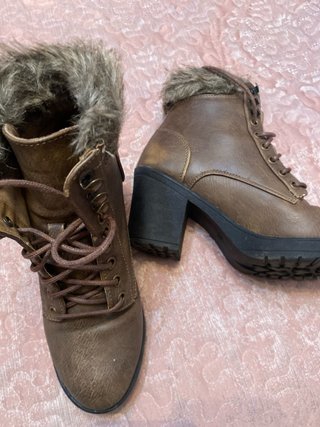 Botines Marrones con Tacón y Pelo