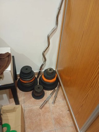 Equipo de musculación: discos y barra.