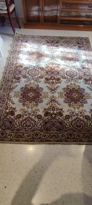 Alfombra beige y marrón de tela
