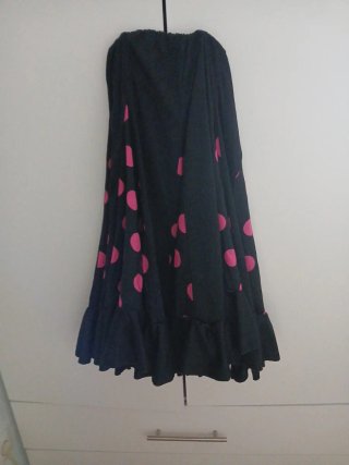 Falda negra puntos rosas