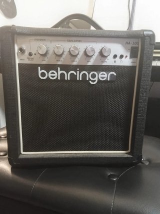 Amplificador guitarra Berhinger muy ligero