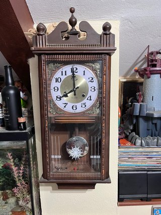 Reloj de pared antiguo de madera