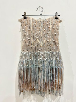 Vestido corto brillante de fiesta con flecos