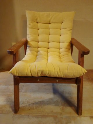 Sillón de madera con cojín nuevo color mostaza