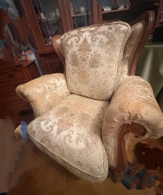 Divano e poltrona classici in legno e tessuto