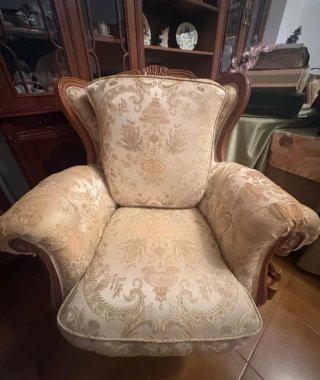 Divano e poltrona classici in legno e tessuto