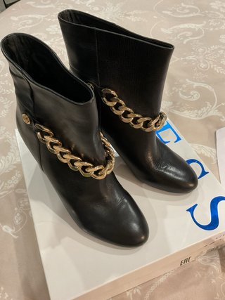 Botines Guess Negros con Cadena Dorada