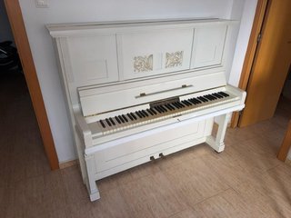 Piano de pared de la marca Gebrueder Neumey