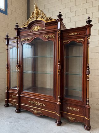 Vitrina de madera y cristal con detalles dorados