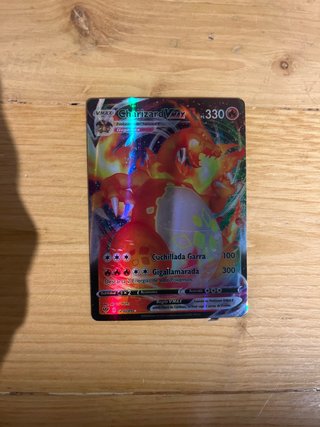 Carta Pokémon Charizard VMAX 330 HP