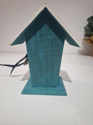 Casa de pájaro decorativa azul y blanco