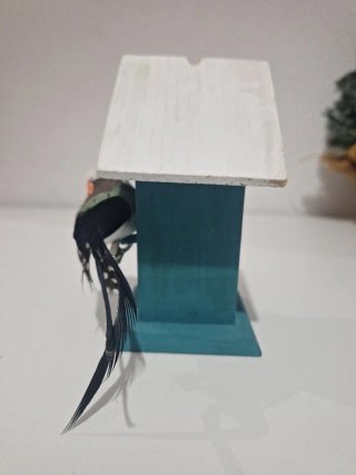 Casa de pájaro decorativa azul y blanco