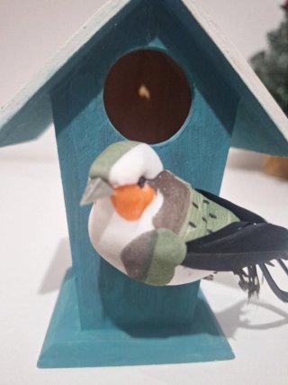 Casa de pájaro decorativa azul y blanco