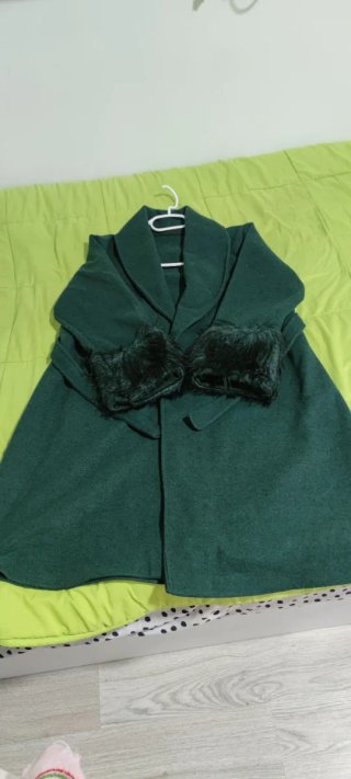 Abrigo Verde Oscuro con Detalles de Pelo