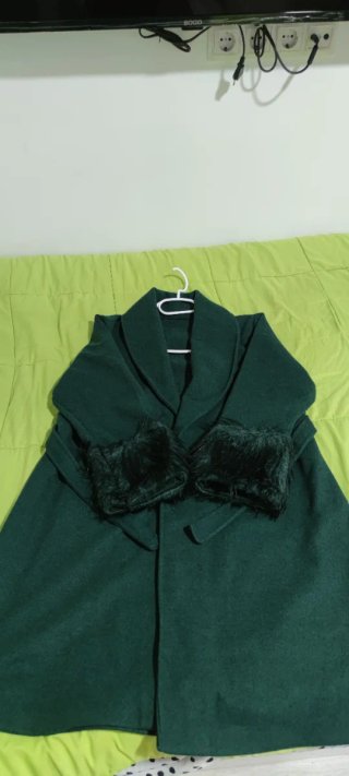 Abrigo Verde Oscuro con Detalles de Pelo