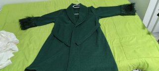 Abrigo Verde Oscuro con Detalles de Pelo