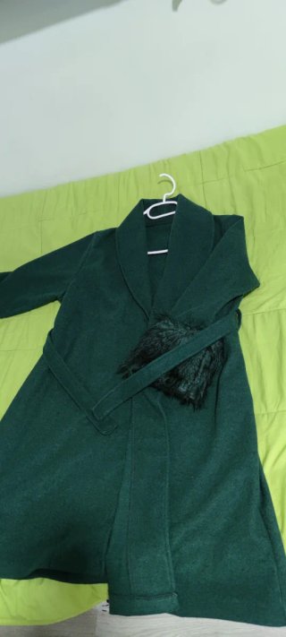 Abrigo Verde Oscuro con Detalles de Pelo