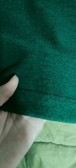 Abrigo Verde Oscuro con Detalles de Pelo