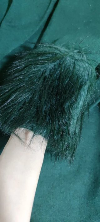Abrigo Verde Oscuro con Detalles de Pelo