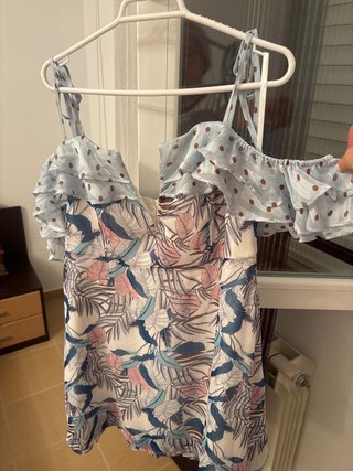 Vestido floral con volantes